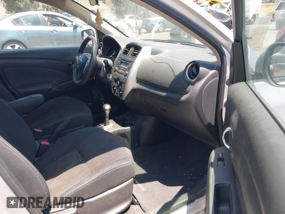 2016 Nissan Versa SV z VIN 3N1CN7AP1GL877776, wystawiony jako IAAI lot #42866019 z przebiegiem 165 678 mil mil oraz . Historia ofert i sprzedaży dostępna na DreamBid. Obrazek 5.