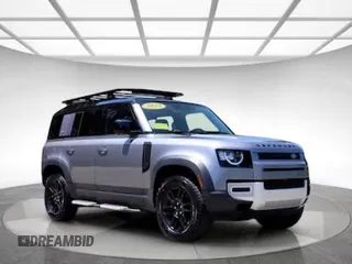 2023 Land Rover Defender S z VIN SALEJ7EX3P2131XXX, wystawiony jako Copart lot #64873695 z przebiegiem 22 251 mil mil oraz Czysty tytuł • Clean title. Historia ofert i sprzedaży dostępna na DreamBid. Obrazek 1.