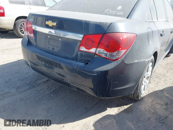 2015 Chevrolet Cruze LS z VIN 1G1PA5SG4F7236064, wystawiony jako IAAI lot #39160732 z przebiegiem 112 136 mil mil oraz . Historia ofert i sprzedaży dostępna na DreamBid. Obrazek 3.
