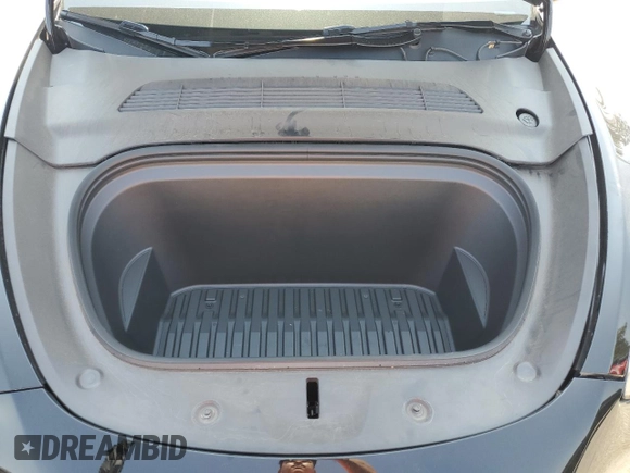 2024 Tesla Model Y z VIN 7SAYGDED8RF123516, wystawiony jako Copart lot #55354655 z przebiegiem 12 521 mil mil oraz Szkoda całkowita • Salvage title. Historia ofert i sprzedaży dostępna na DreamBid. Obrazek 12.