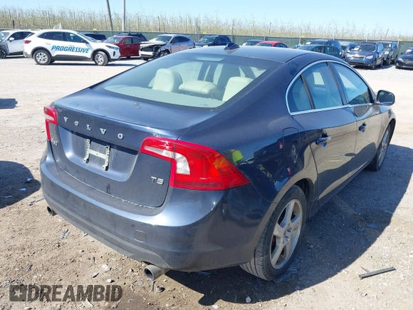 2013 Volvo S60 T5 Premier z VIN YV1612FS5D1202290, wystawiony jako IAAI lot #42042523 z przebiegiem 165 700 mil mil oraz . Historia ofert i sprzedaży dostępna na DreamBid. Obrazek 4.