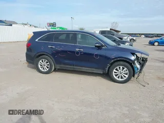 2019 Kia Sorento LX z VIN 5XYPG4A57KG477968, wystawiony jako IAAI lot #41886631 z przebiegiem 129 501 mil mil oraz . Historia ofert i sprzedaży dostępna na DreamBid. Obrazek 14.