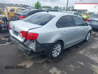 2011 Volkswagen Jetta SE z VIN 3VWDZ7AJ7BM340220, wystawiony jako IAAI lot #42136168 z przebiegiem 147 864 mil mil oraz . Historia ofert i sprzedaży dostępna na DreamBid. Obrazek 4.