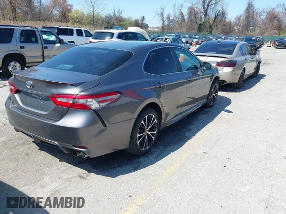 2018 Toyota Camry LE z VIN 4T1B11HK2JU113469, wystawiony jako IAAI lot #41912957 z przebiegiem 158 323 mil mil oraz . Historia ofert i sprzedaży dostępna na DreamBid. Obrazek 4.