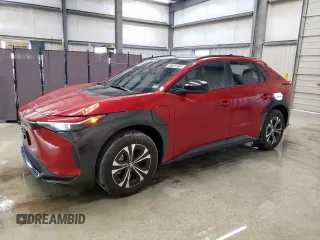 2024 Toyota bZ4X XLE z VIN JTMAAAAA0RA048152, wystawiony jako Copart lot #57258015 z przebiegiem 6 955 mil mil oraz Czysty tytuł • Clean title. Historia ofert i sprzedaży dostępna na DreamBid. Obrazek 1.