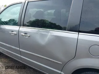 2014 Chrysler Town & Country Touring L z VIN 2C4RC1CG7ER201727, wystawiony jako IAAI lot #42163525 z przebiegiem 160 304 mil mil oraz . Historia ofert i sprzedaży dostępna na DreamBid. Obrazek 19.
