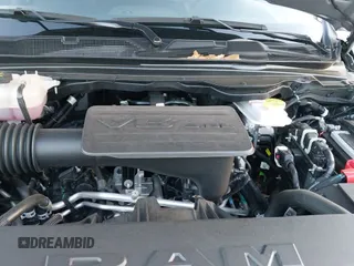 2025 Ram 1500 Big Horn z VIN 1C6RREFG9SN527515, wystawiony jako IAAI lot #41952115 z przebiegiem 8 009 mil mil oraz . Historia ofert i sprzedaży dostępna na DreamBid. Obrazek 20.