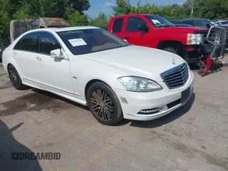 2012 Mercedes-Benz S 550 z VIN WDDNG7DB8CA461313, wystawiony jako IAAI lot #42386216 z przebiegiem 102 352 mil mil oraz . Historia ofert i sprzedaży dostępna na DreamBid. Obrazek 1.