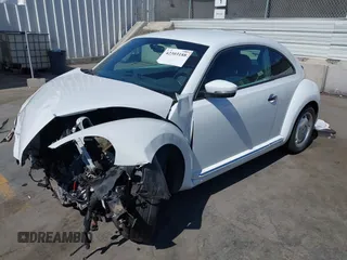 2015 Volkswagen Beetle Fleet Edition с VIN 3VWF17AT5FM653399, выставлен на аукционе IAAI как лот 42303188 с пробегом Не указан миль и . История ставок и продаж доступна на DreamBid. Изображение 2.