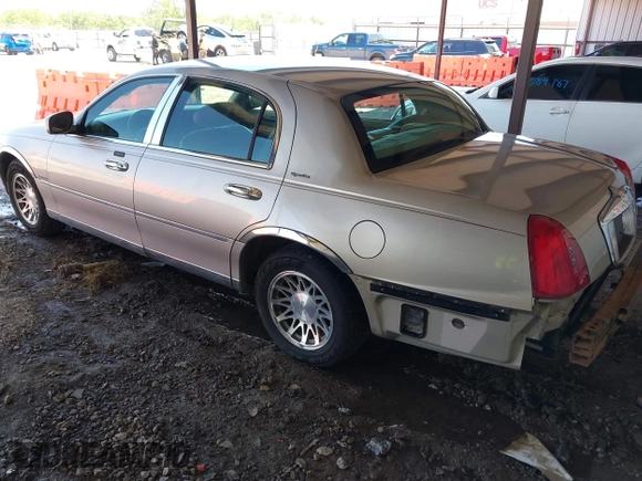 2000 Lincoln Town Car Signature z VIN 1LNHM82W1YY869805, wystawiony jako IAAI lot #42051938 z przebiegiem 125 940 mil mil oraz . Historia ofert i sprzedaży dostępna na DreamBid. Obrazek 3.