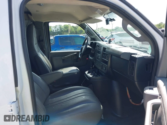 2017 Chevrolet Express Cargo z VIN 1GCWGAFF0H1298823, wystawiony jako IAAI lot #41933843 z przebiegiem 75 213 mil mil oraz . Historia ofert i sprzedaży dostępna na DreamBid. Obrazek 5.