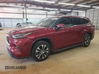 2022 Toyota Highlander XLE z VIN 5TDGZRAH1NS135845, wystawiony jako Copart lot #49496045 z przebiegiem 40 021 mil mil oraz Szkoda całkowita • Salvage title. Historia ofert i sprzedaży dostępna na DreamBid. Obrazek 1.