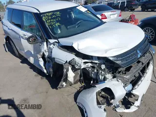 2023 Mitsubishi Outlander ES z VIN JA4J3TA86PZ015703, wystawiony jako IAAI lot #41041126 z przebiegiem 44 131 mil mil oraz . Historia ofert i sprzedaży dostępna na DreamBid. Obrazek 6.