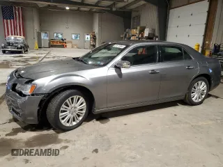 2011 Chrysler 300 C z VIN 2C3CK6CT4BH612141, wystawiony jako Copart lot #81674964 z przebiegiem 60 394 mil mil oraz Szkoda całkowita • Salvage title. Historia ofert i sprzedaży dostępna na DreamBid. Obrazek 1.