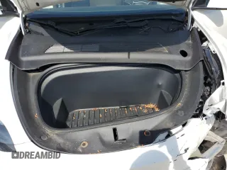 2020 Tesla Model Y Long Range z VIN 5YJYGDEEXLF043910, wystawiony jako Copart lot #54007745 z przebiegiem 102 974 mil mil oraz Szkoda całkowita • Salvage title. Historia ofert i sprzedaży dostępna na DreamBid. Obrazek 12.
