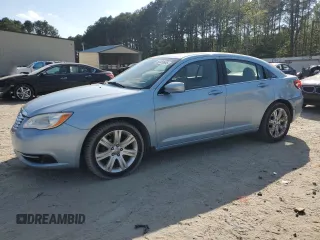 2012 Chrysler 200 Touring z VIN 1C3CCBBG9CN236880, wystawiony jako Copart lot #55389865 z przebiegiem 95 568 mil mil oraz Szkoda całkowita • Salvage title. Historia ofert i sprzedaży dostępna na DreamBid. Obrazek 1.