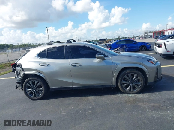2022 Lexus UX 200 F Sport z VIN JTHE3JBH9N2048306, wystawiony jako IAAI lot #42516590 z przebiegiem 73 139 mil mil oraz . Historia ofert i sprzedaży dostępna na DreamBid. Obrazek 14.