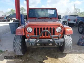 2014 Jeep Wrangler Unlimited Sahara z VIN 1C4BJWEG1EL209431, wystawiony jako IAAI lot #42325022 z przebiegiem 64 529 mil mil oraz . Historia ofert i sprzedaży dostępna na DreamBid. Obrazek 12.