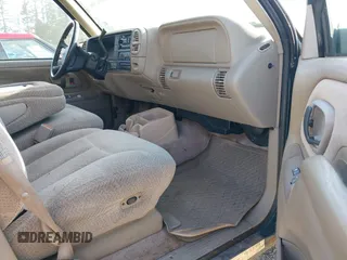 1998 Chevrolet Tahoe z VIN 1GNEK13R9WJ365044, wystawiony jako IAAI lot #42042506 z przebiegiem 187 987 mil mil oraz . Historia ofert i sprzedaży dostępna na DreamBid. Obrazek 5.