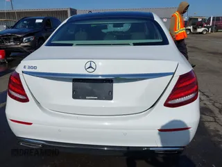 2017 Mercedes-Benz E 300 Luxury z VIN WDDZF4JB3HA236618, wystawiony jako IAAI lot #42489715 z przebiegiem 74 946 mil mil oraz . Historia ofert i sprzedaży dostępna na DreamBid. Obrazek 16.