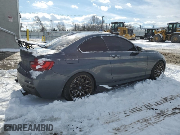 2014 BMW 2 Series M235i z VIN WBA1J7C59EVW84233, wystawiony jako Copart lot #89345115 z przebiegiem 175 655 mil mil oraz Czysty tytuł • Clean title. Historia ofert i sprzedaży dostępna na DreamBid. Obrazek 3.