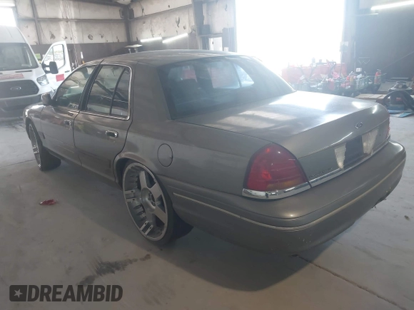 2000 Ford Crown Victoria LX z VIN 2FAFP74W8YX142015, wystawiony jako IAAI lot #41767918 z przebiegiem 257 728 mil mil oraz . Historia ofert i sprzedaży dostępna na DreamBid. Obrazek 3.