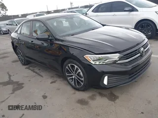 2024 Volkswagen Jetta Sport z VIN 3VWBM7BU0RM050426, wystawiony jako IAAI lot #42213683 z przebiegiem 29 940 mil mil oraz . Historia ofert i sprzedaży dostępna na DreamBid. Obrazek 1.