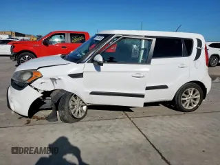 2013 Kia Soul + z VIN KNDJT2A69D7766185, wystawiony jako Copart lot #56145505 z przebiegiem 127 346 mil mil oraz Szkoda całkowita • Salvage title. Historia ofert i sprzedaży dostępna na DreamBid. Obrazek 1.