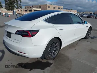 2019 Tesla Model 3 Mid Range z VIN 5YJ3E1EA0KF322776, wystawiony jako IAAI lot #41703368 z przebiegiem 131 264 mil mil oraz . Historia ofert i sprzedaży dostępna na DreamBid. Obrazek 4.