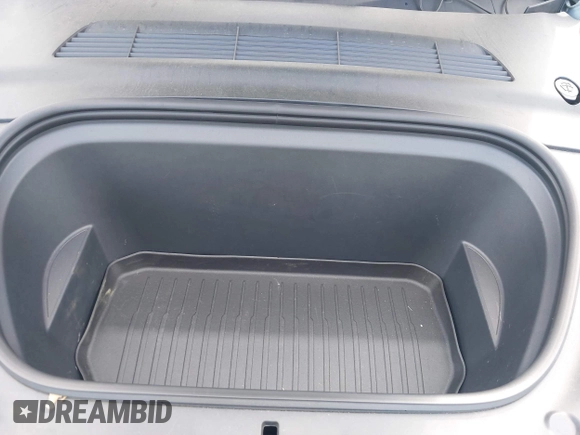 2022 Tesla Model Y Long Range z VIN 7SAYGDEE6NF419332, wystawiony jako IAAI lot #42020974 z przebiegiem 55 680 mil mil oraz . Historia ofert i sprzedaży dostępna na DreamBid. Obrazek 10.
