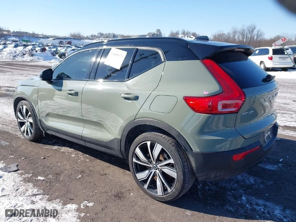 2021 Volvo XC40 with VIN YV4ED3UR4M2525090, listed as a IAAI auction lot 41400975 with 32,992 mi miles. Bid and sale history available at carsss.com. Image 3.