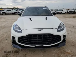 2023 Aston Martin DBX 707 z VIN SD7VUJBW4PTV06800, wystawiony jako Copart lot #79056214 z przebiegiem 6575 mil mil oraz Nie do naprawy. Historia ofert i sprzedaży dostępna na DreamBid. Obrazek 5.