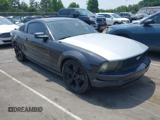 2008 Ford Mustang Deluxe z VIN 1ZVHT80N885207767, wystawiony jako IAAI lot #42268013 z przebiegiem 190 269 mil mil oraz . Historia ofert i sprzedaży dostępna na DreamBid. Obrazek 1.