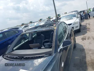 2018 Tesla Model 3 Long Range Battery z VIN 5YJ3E1EB3JF178812, wystawiony jako IAAI lot #42124838 z przebiegiem 124 229 mil mil oraz . Historia ofert i sprzedaży dostępna na DreamBid. Obrazek 6.