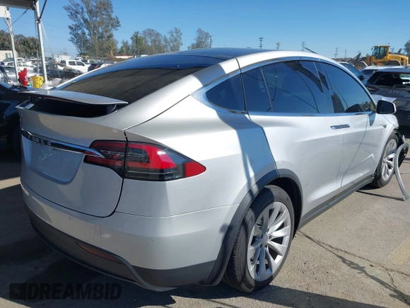 2016 Tesla Model X 70D z VIN 5YJXCBE25GF021322, wystawiony jako IAAI lot #41866368 z przebiegiem 95 072 mil mil oraz . Historia ofert i sprzedaży dostępna na DreamBid. Obrazek 4.