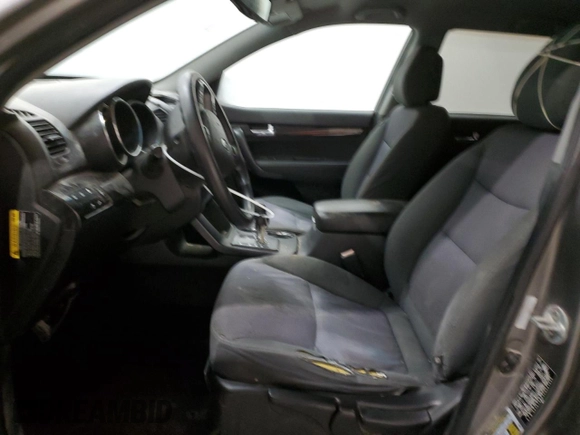 2012 Kia Sorento LX z VIN 5XYKT4A63CG241446, wystawiony jako Copart lot #45536195 z przebiegiem 177 209 mil mil oraz Szkoda całkowita • Salvage title. Historia ofert i sprzedaży dostępna na DreamBid. Obrazek 7.