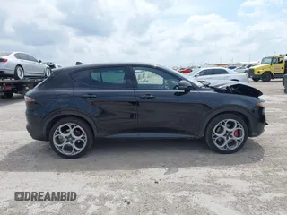 2024 Alfa Romeo Tonale Veloce z VIN ZASPATDW3R3048717, wystawiony jako IAAI lot #41831620 z przebiegiem 6 781 mil mil oraz . Historia ofert i sprzedaży dostępna na DreamBid. Obrazek 13.