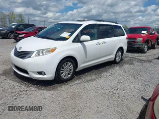 2011 Toyota Sienna XLE AAS z VIN 5TDYK3DC6BS172939, wystawiony jako IAAI lot #42111002 z przebiegiem 172 160 mil mil oraz . Historia ofert i sprzedaży dostępna na DreamBid. Obrazek 18.