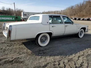 1983 Cadillac Fleetwood z VIN 1G6AB6985D9118799, wystawiony jako Copart lot #49203875 z przebiegiem 5 795 mil mil oraz Nie do naprawy • Non repairable. Historia ofert i sprzedaży dostępna na DreamBid. Obrazek 3.