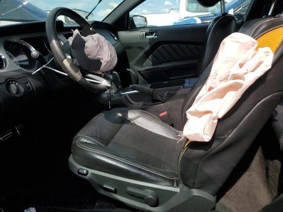 2013 Ford Mustang V6 z VIN 1ZVBP8AM4D5253929, wystawiony jako Copart lot #61657285 z przebiegiem Nie podano mil oraz Nie do naprawy • Non repairable. Historia ofert i sprzedaży dostępna na DreamBid. Obrazek 7.