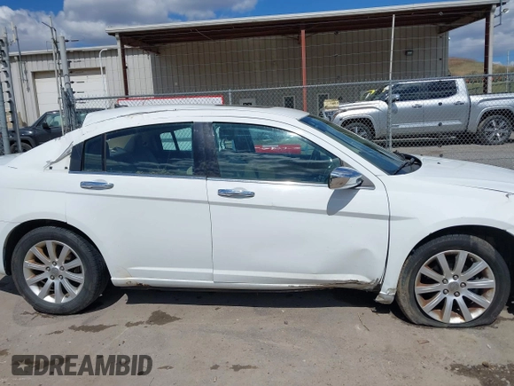 2014 Chrysler 200 Limited z VIN 1C3CCBCGXEN152570, wystawiony jako IAAI lot #41901310 z przebiegiem 135 752 mil mil oraz . Historia ofert i sprzedaży dostępna na DreamBid. Obrazek 14.