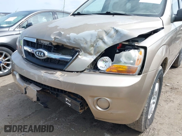 2009 Kia Sorento LX with VIN KNDJC735X95873640, listed as a IAAI auction lot 41918106 with 120,179 mi miles. Bid and sale history available at carsss.com. Image 6.