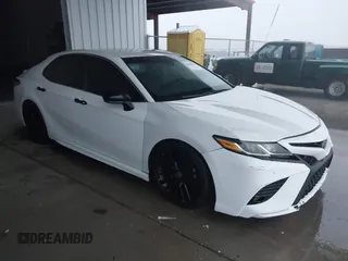 2020 Toyota Camry SE z VIN 4T1G11AK6LU310745, wystawiony jako IAAI lot #42400993 z przebiegiem 156 571 mil mil oraz . Historia ofert i sprzedaży dostępna na DreamBid. Obrazek 1.