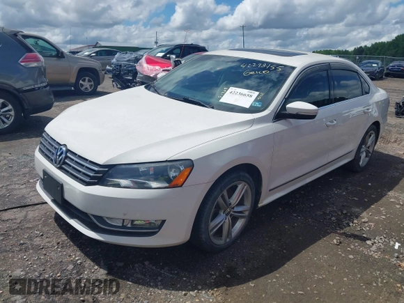 2014 Volkswagen Passat SEL Premium z VIN 1VWCN7A38EC069585, wystawiony jako IAAI lot #42236658 z przebiegiem 62 861 mil mil oraz . Historia ofert i sprzedaży dostępna na DreamBid. Obrazek 2.