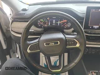 2022 Jeep Compass Latitude z VIN 3C4NJDBB2NT205936, wystawiony jako IAAI lot #42885857 z przebiegiem 39 157 mil mil oraz . Historia ofert i sprzedaży dostępna na DreamBid. Obrazek 18.