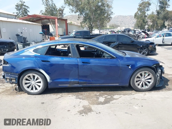 2017 Tesla Model S 100D z VIN 5YJSA1E20HF208771, wystawiony jako IAAI lot #42111317 z przebiegiem 81 919 mil mil oraz . Historia ofert i sprzedaży dostępna na DreamBid. Obrazek 14.