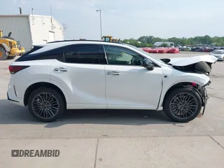 2023 Lexus RX 500h F Sport Performance z VIN 2T2BCMEA2PC001025, wystawiony jako IAAI lot #42477242 z przebiegiem 21 722 mil mil oraz . Historia ofert i sprzedaży dostępna na DreamBid. Obrazek 14.