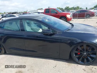 2017 Tesla Model S 100D z VIN 5YJSA1E45HF198921, wystawiony jako IAAI lot #42378026 z przebiegiem 104 967 mil mil oraz . Historia ofert i sprzedaży dostępna na DreamBid. Obrazek 12.