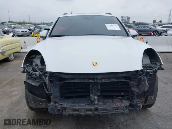 2016 Porsche Cayenne Turbo z VIN WP1AC2A20GLA85193, wystawiony jako IAAI lot #42170440 z przebiegiem 95 999 mil mil oraz . Historia ofert i sprzedaży dostępna na DreamBid. Obrazek 13.