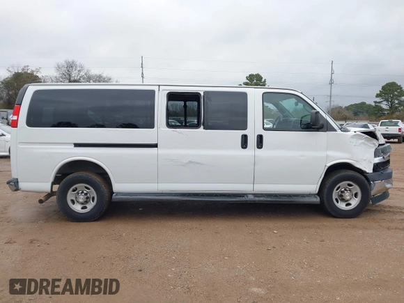 2020 Chevrolet Express Passenger LT z VIN 1GAZGPFG4L1121251, wystawiony jako IAAI lot #41306415 z przebiegiem 77 060 mil mil oraz . Historia ofert i sprzedaży dostępna na DreamBid. Obrazek 14.